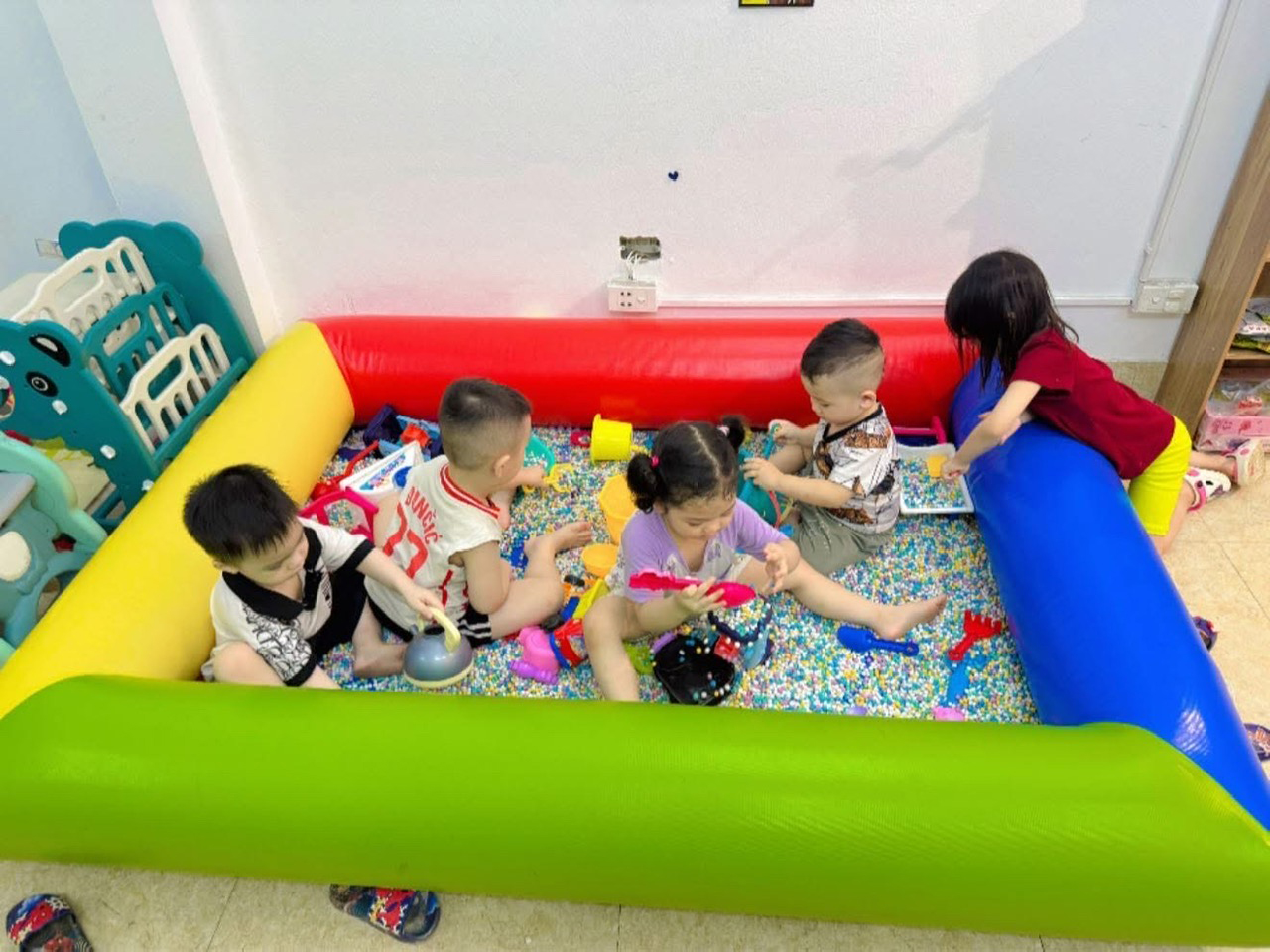 bể bạt xúc cát cho bé