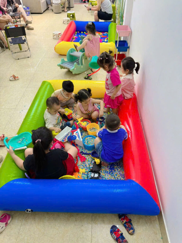 Các đồ chơi kết hợp trong bể bơm hơi cho bé tạo sân chơi hấp dẫn