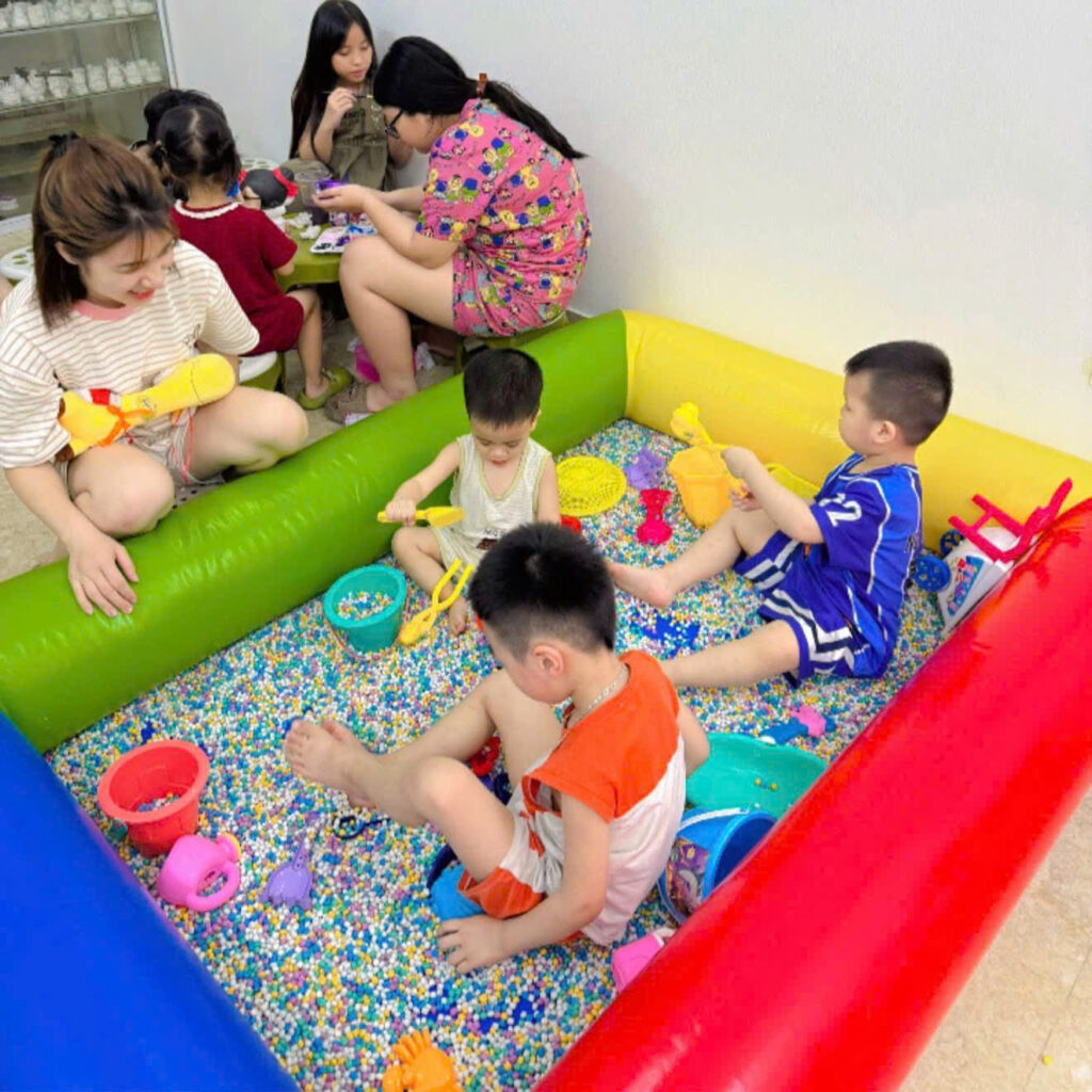 Lựa chọn tiện lợi cho mô hình kinh doanh nhỏ khi kết hợp bể bơm hơi cho bé