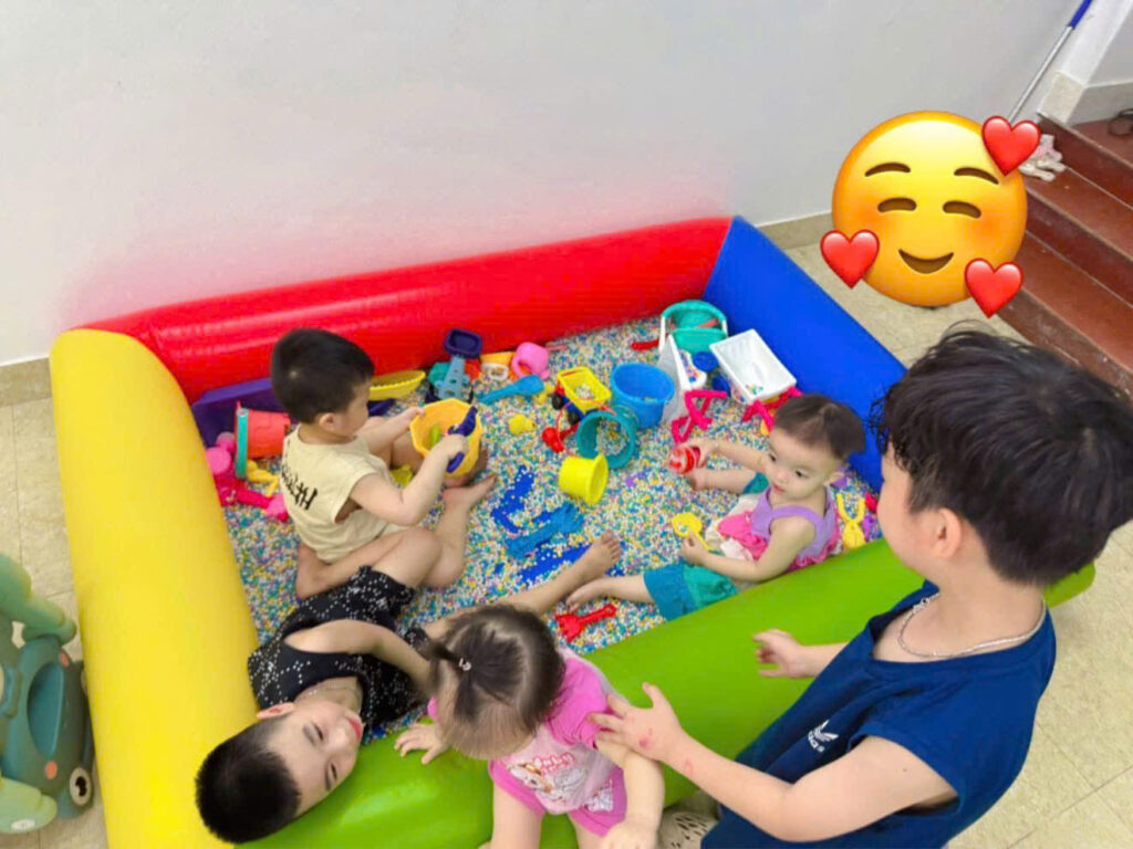 Mua đồ chơi và bể bơm hơi cho bé ở đâu giá tốt