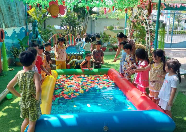 Tổ Chức Trò Chơi Hè Cho Trẻ Với Bể Câu Cá Sinh Vật Biển