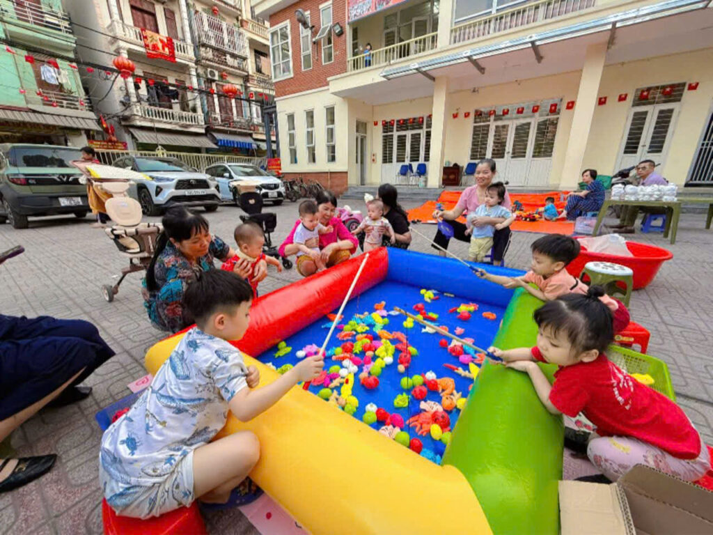 Tổ chức mini game thi câu cá theo đội với bộ đồ chơi câu cá