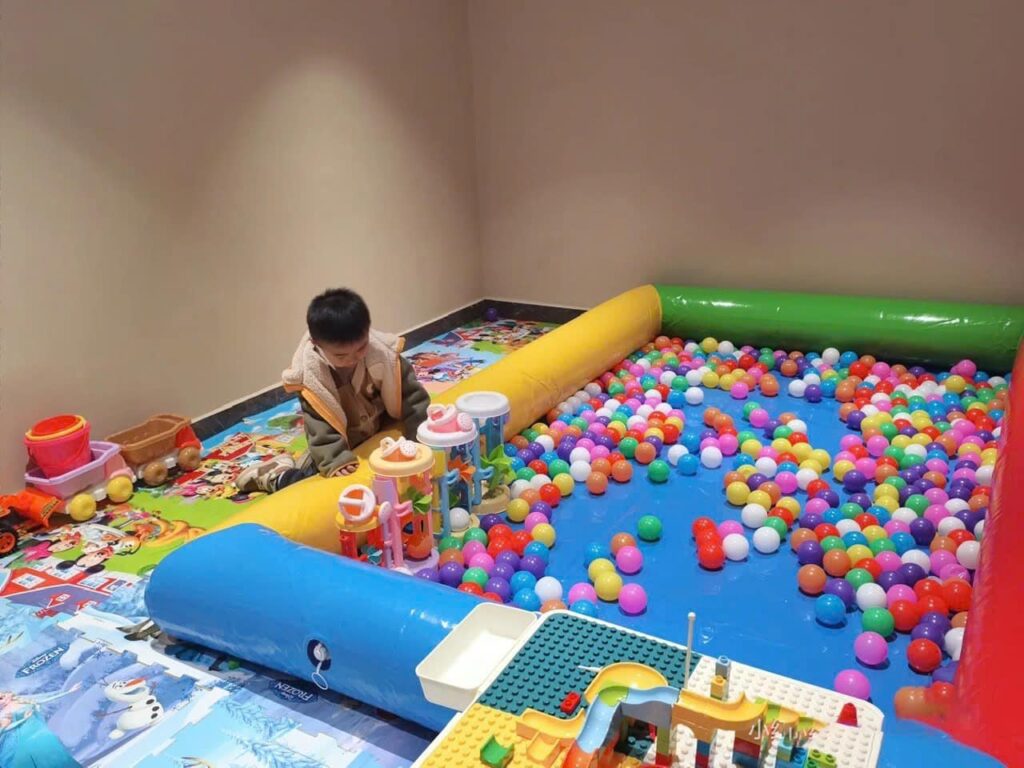 Bể bóng mini với bể phao hơi cho bé