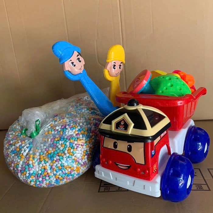 Hạt sứ và Xe lính cứu hỏa xúc cát