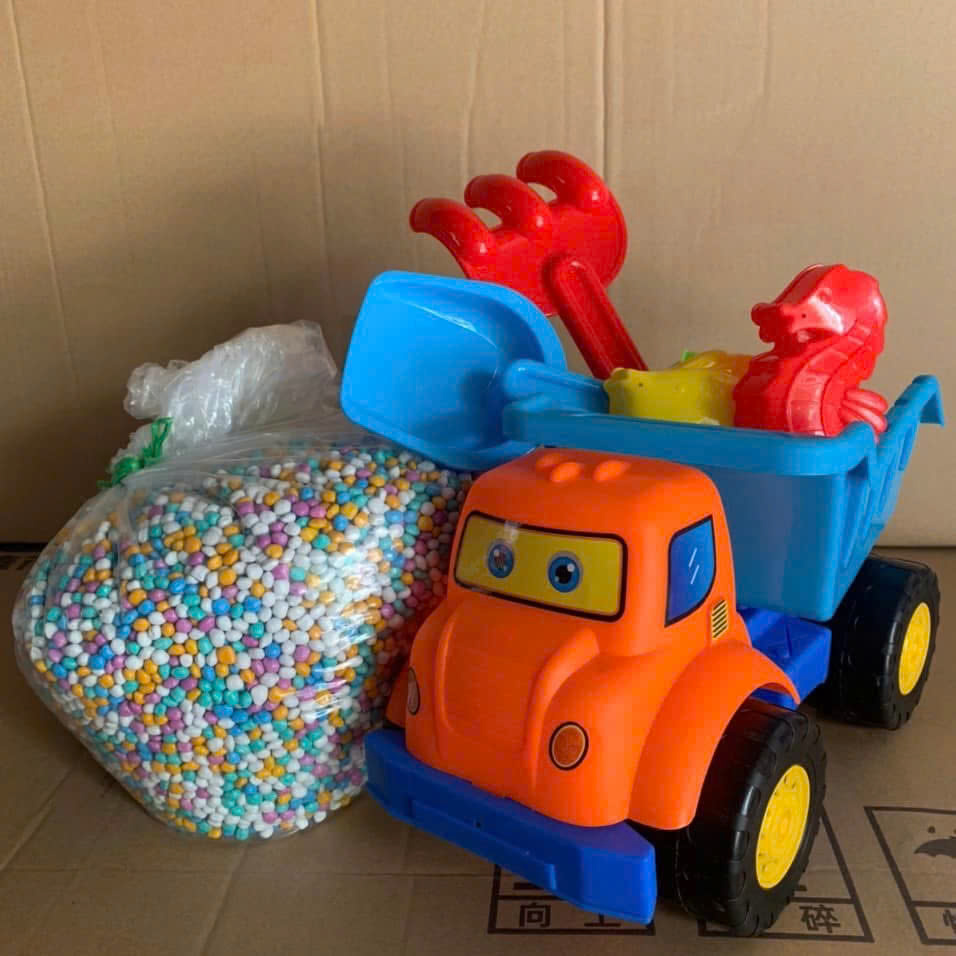 Hạt sứ và mẫu đồ chơi xúc cát ô tô biển