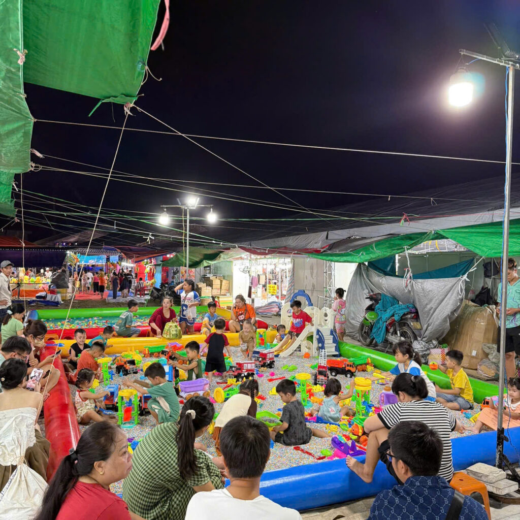 Lợi Ích Khi Cho Bé Chơi Bể Phao Xúc Cát