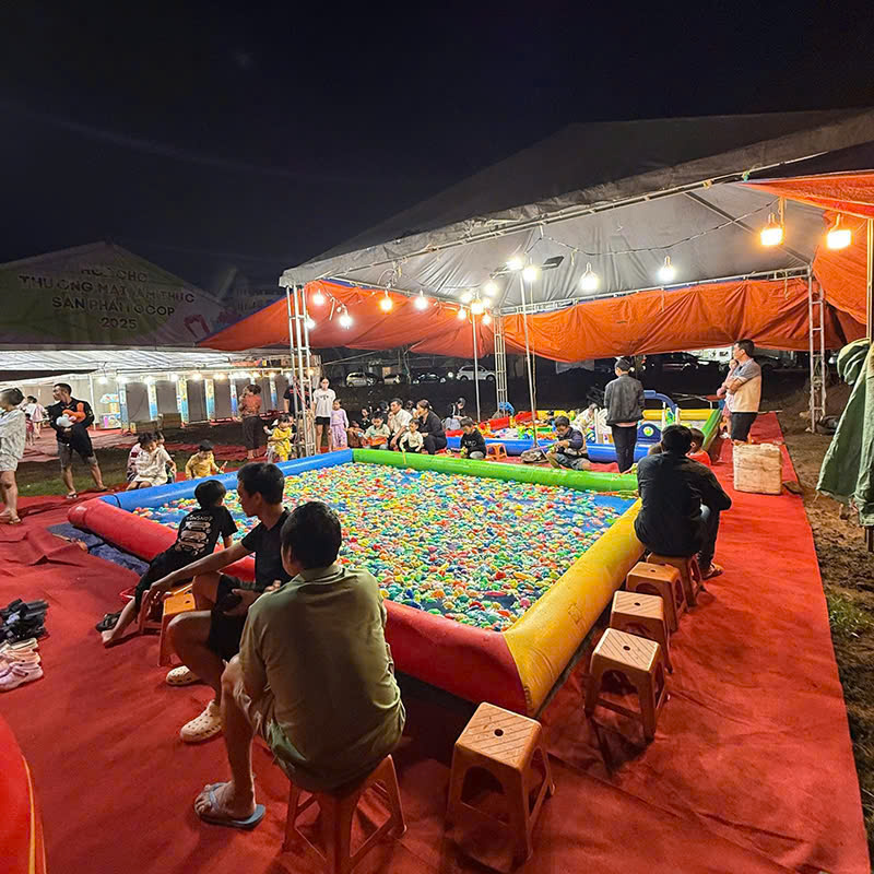 Sự Khác Biệt Giữa Bể Phao Bạt PVC Và Bể Câu Cá Composite