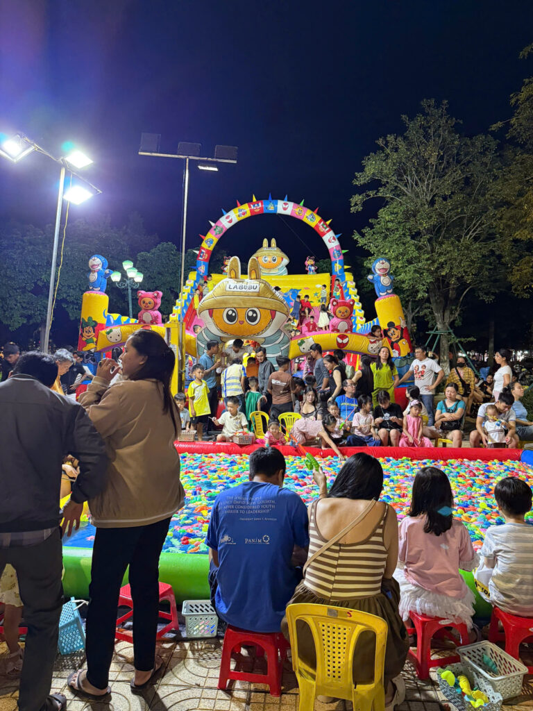 Bể phao câu cá ngoài trời phù hợp với mô hình nào