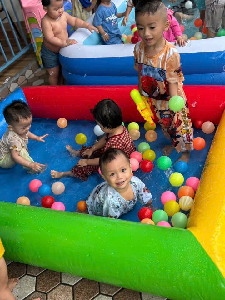 Cách chọn mua bể bơi bơm hơi phù hợp cho bé mầm non