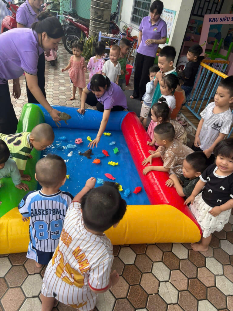 Cách lựa chọn hồ bơm hơi câu cá phù hợp cho bé trong môi trường mầm non
