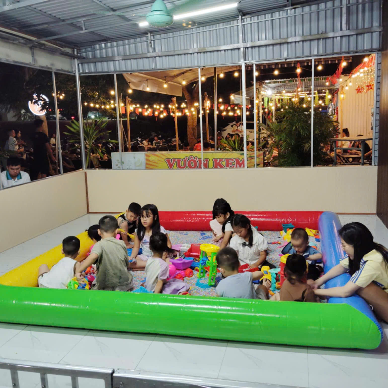 Hồ phao vuông bơm hơi Giá tốt, mẫu đẹp, siêu bền, trẻ em mê tít