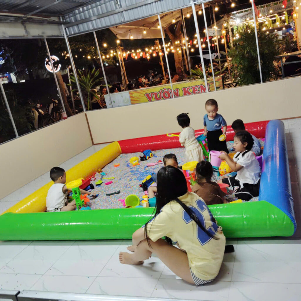 Hồ phao vuông bơm hơi tại quán ăn Tăng trải nghiệm, kéo dài thời gian khách hàng