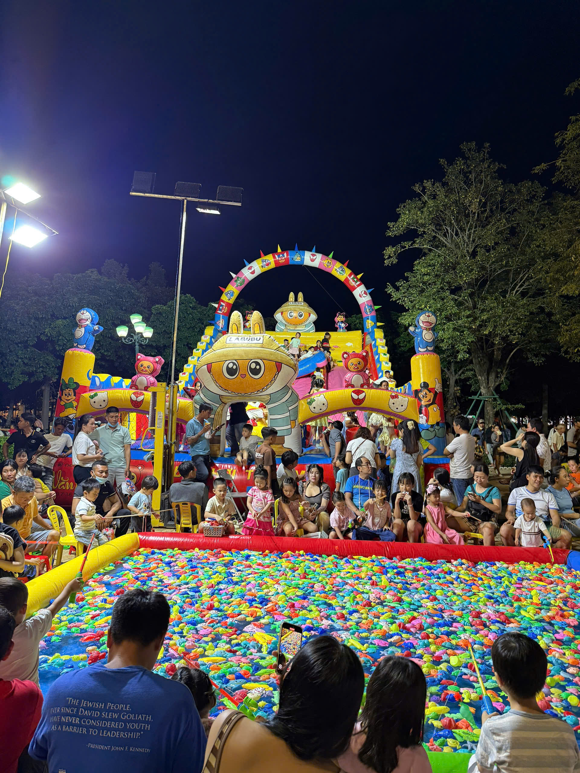 Khu vui chơi hội chợ Giải pháp thu hút trẻ bằng hồ phao, đồ chơi cát, nhà hơi