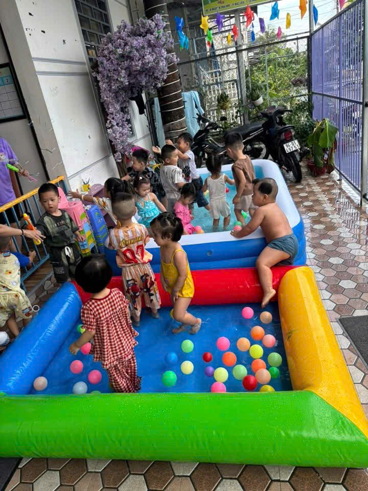 Mua bể bơi bơm hơi chơi bóng nhựa cho bé mầm non