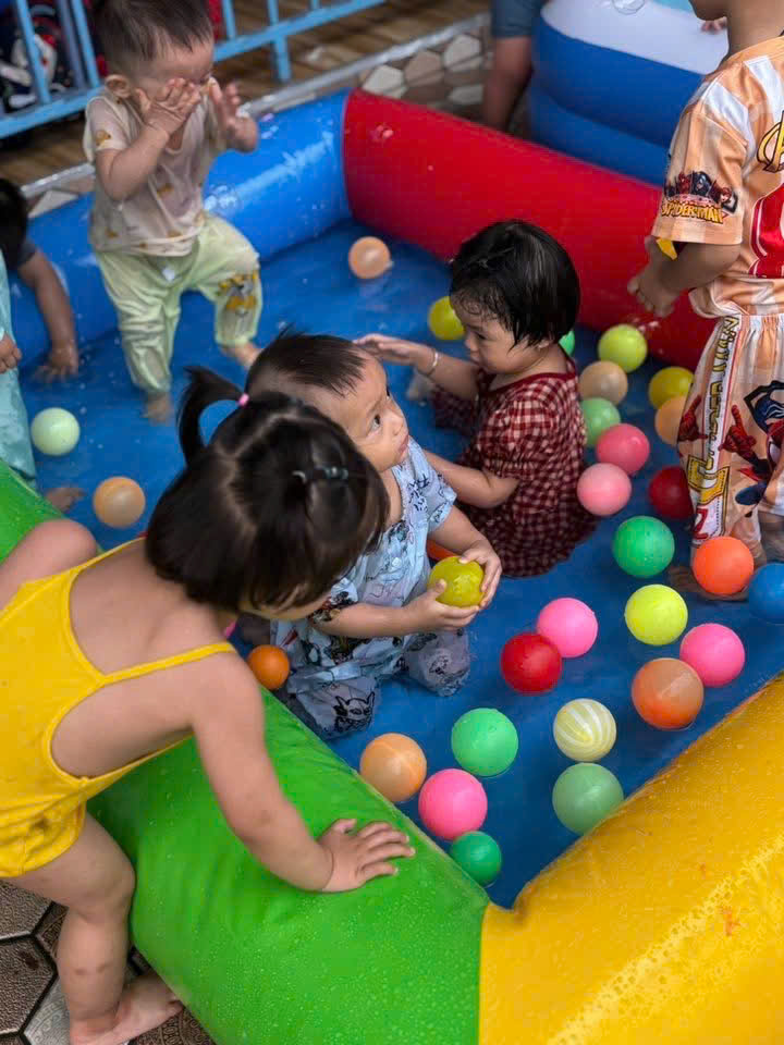 Mua bể bơi bơm hơi kết hợp bóng nhựa tạo trải nghiệm học qua chơi