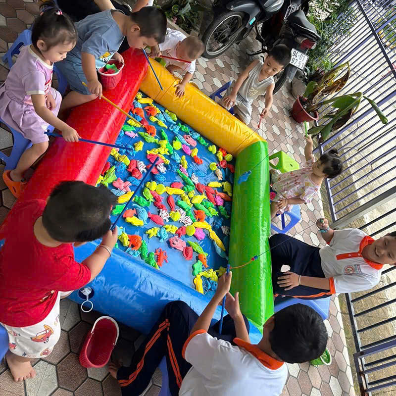 Vì sao bể phao câu cá nhựa phù hợp với trẻ mầm non