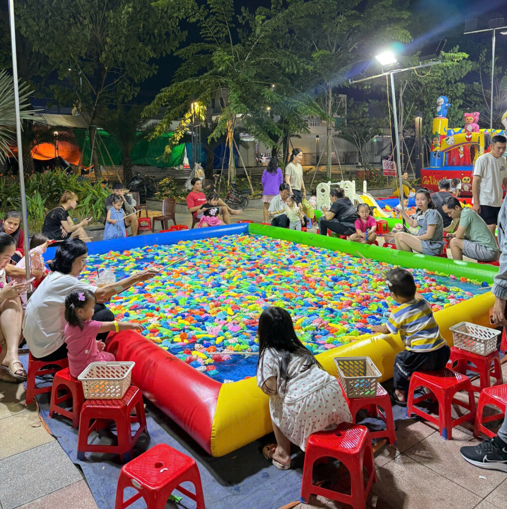 trò chơi câu cá cho bé. bể phao bạt bơm hơi pvc câu cá. khu vui chơi trẻ em. trò chơi hội chợ cho bé